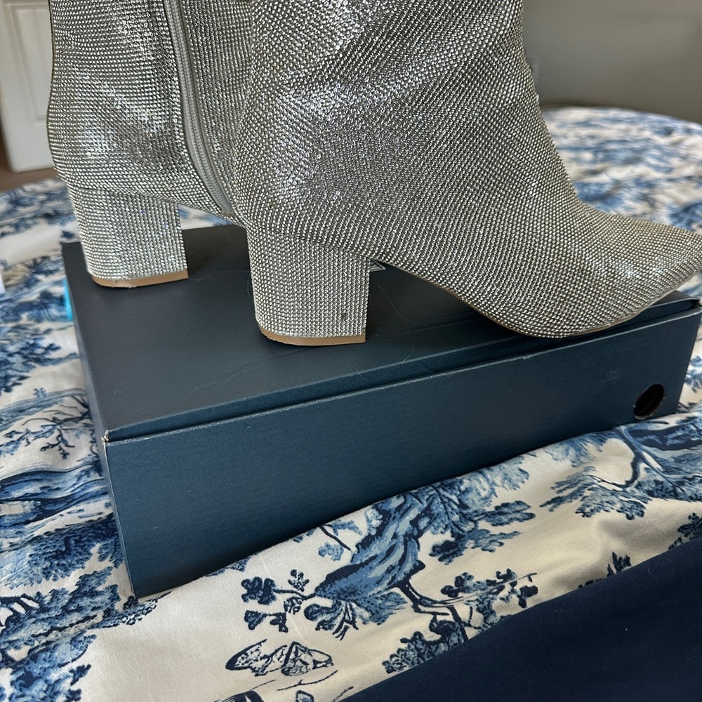 Fabulous sparkly boots!  Great condition (worn twice). So much fun to wear!